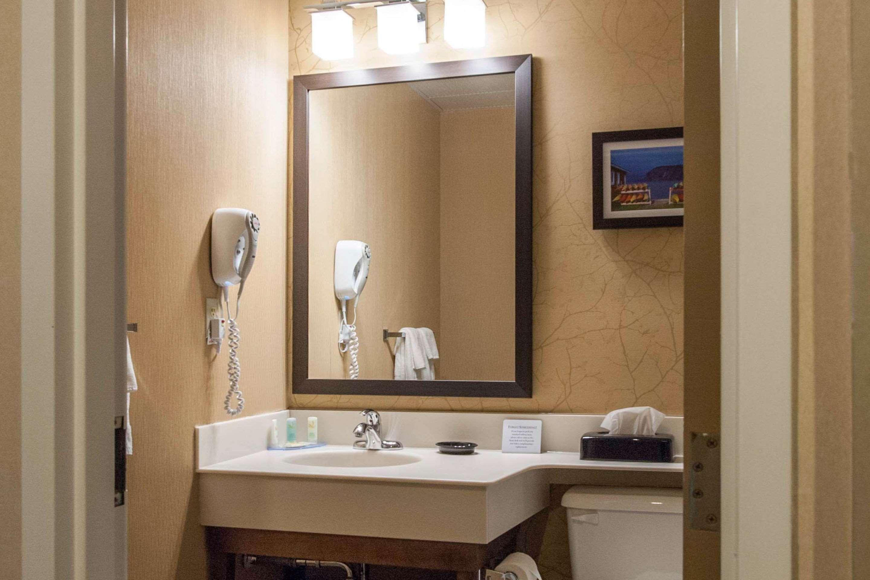 Quality Hotel & Suites Гандер Екстериор снимка